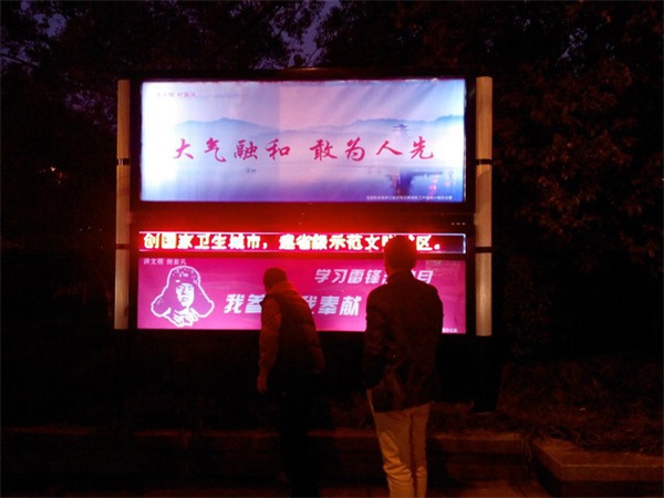 造型多樣、色彩紛呈的滾動燈箱為城市夜幕添加光彩